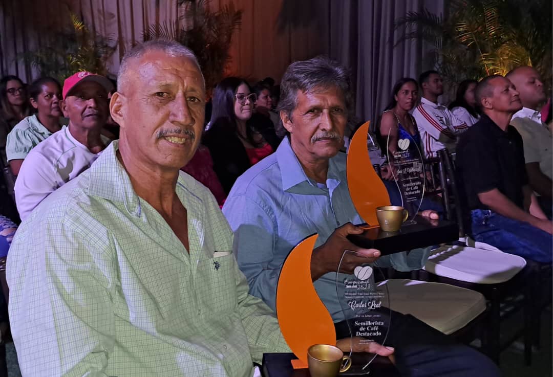 FumdesHI's tweet photo. #24Mar Alcalde @LuisJonasReyes  “Nos sentimos muy agradecimos con la organización y con el aporte que han dado y bueno tener invitados de lujo embajadores de Rusia, Bielorrusia, Malasia, Egipto para que ellos puedan constatar la calidad de nuestro café”
#UnidosContraLaCorrupción https://t.co/sLhyovryyT