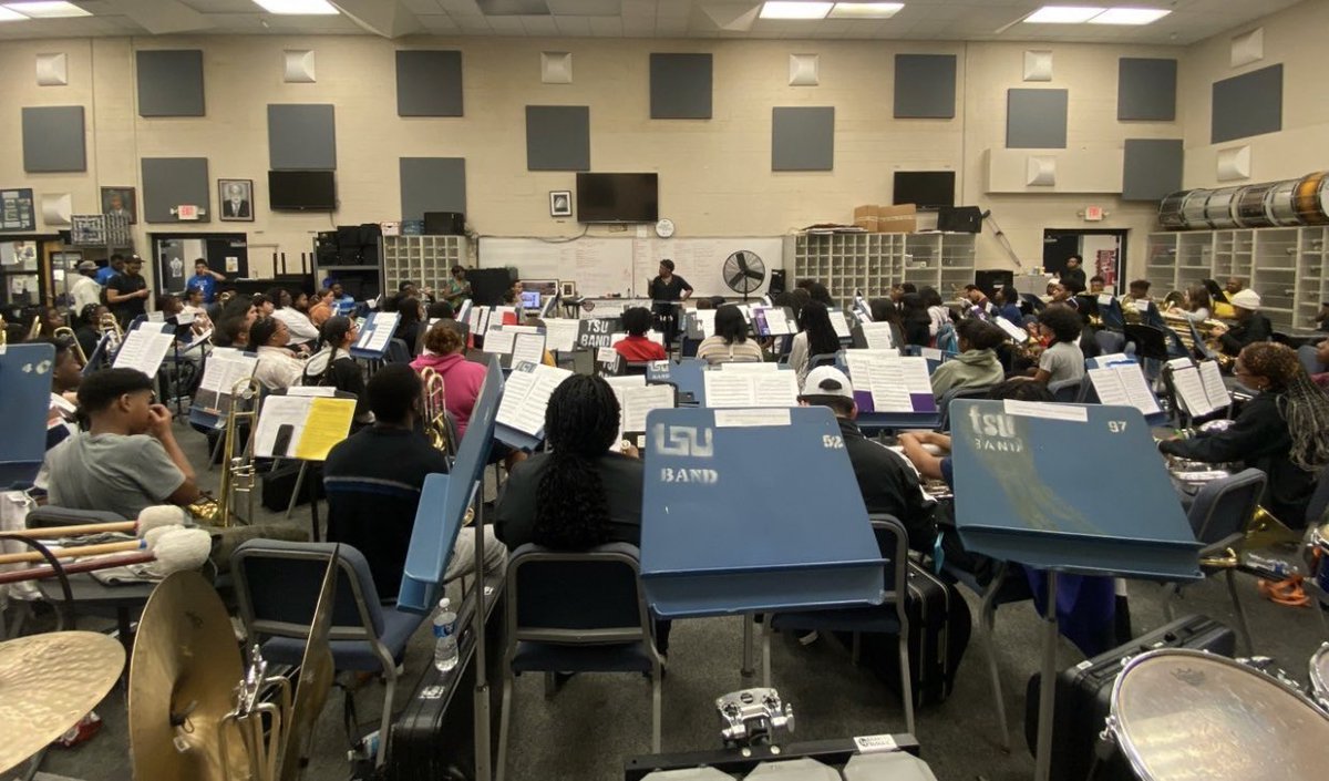 LaVergneHSBand's tweet photo. Day One of NAAWS Youth Honor Band rehearsal complete. @LHSintheNews @NAAWS_Music Wolverine B.A.N.D https://t.co/bOENmJdqWU