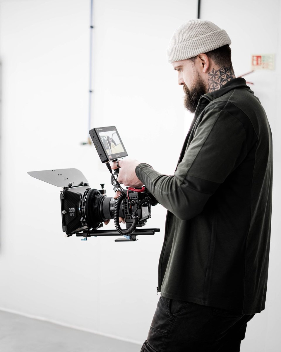 feelworldhd's tweet photo. There's just something I love about shooting handheld!
Monitor: #feelworldlut7
Repost by @cvfilm_
Learn more/order FEELWORLD products from https://t.co/YvVEhfBLMZ
#feelworld #feelworldmonitor #filmmaker #filmmaking #ukfreelancevideographer #camerarig #handheldshots https://t.co/OjrRpg3JmU
