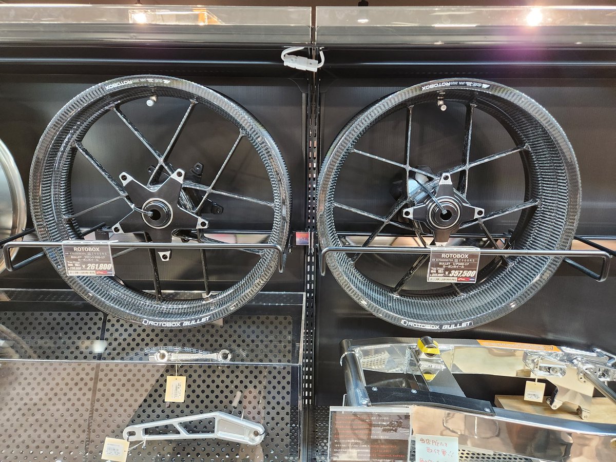 ricolandfukuoka's tweet image. 【おすすめ情報】重さはなんと純正の約半分‼️ROTOBOX製カーボンホイール『BULLET』最大の特徴は高密度鍛造により薄くコンパクトに、そして高強度をも実現した最新技術のカーボンホイールを実際に展示中です🎵
#ROTOBOX
#バイクが大好きだ
#バイク好きな人と繋がりたい
#ライコランド福岡空港店
