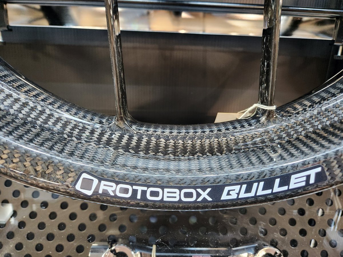 ricolandfukuoka's tweet image. 【おすすめ情報】重さはなんと純正の約半分‼️ROTOBOX製カーボンホイール『BULLET』最大の特徴は高密度鍛造により薄くコンパクトに、そして高強度をも実現した最新技術のカーボンホイールを実際に展示中です🎵
#ROTOBOX
#バイクが大好きだ
#バイク好きな人と繋がりたい
#ライコランド福岡空港店