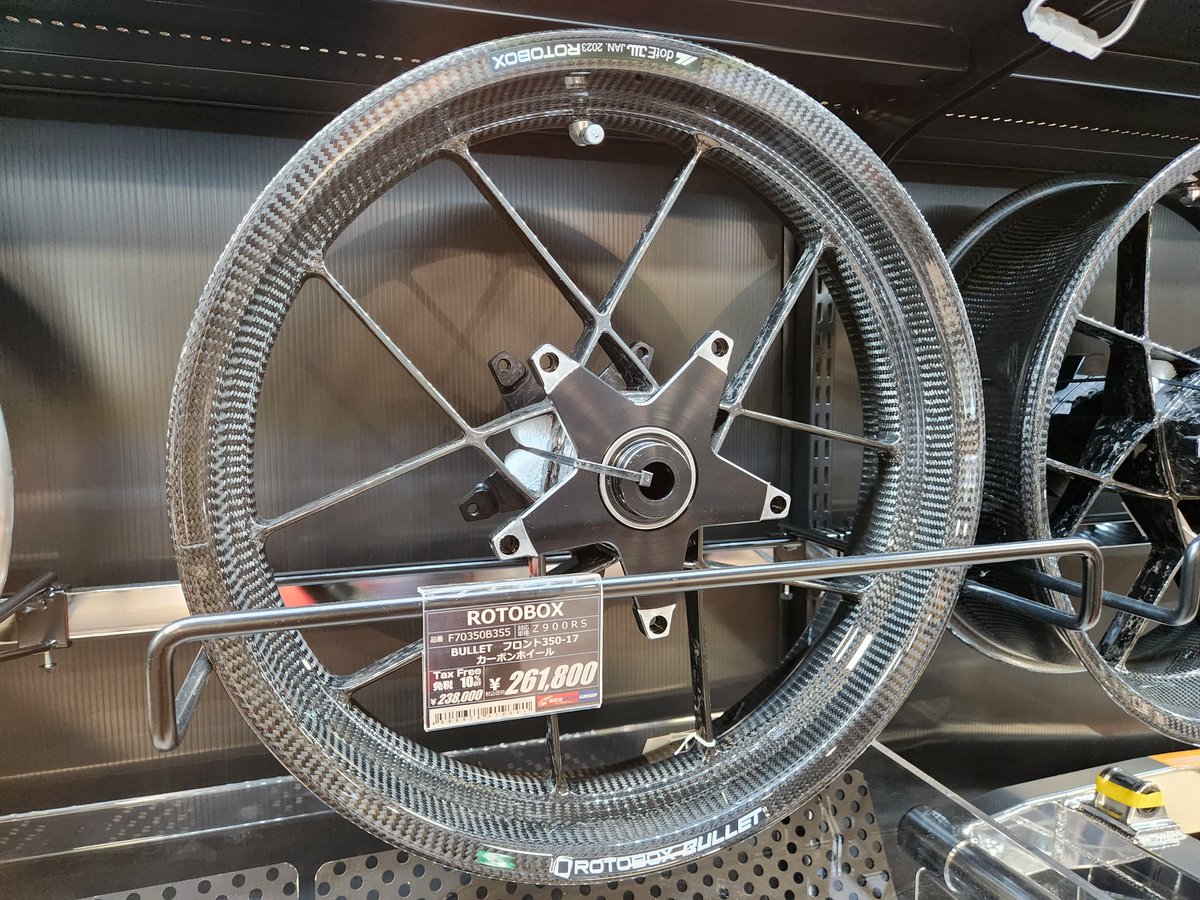ricolandfukuoka's tweet image. 【おすすめ情報】重さはなんと純正の約半分‼️ROTOBOX製カーボンホイール『BULLET』最大の特徴は高密度鍛造により薄くコンパクトに、そして高強度をも実現した最新技術のカーボンホイールを実際に展示中です🎵
#ROTOBOX
#バイクが大好きだ
#バイク好きな人と繋がりたい
#ライコランド福岡空港店