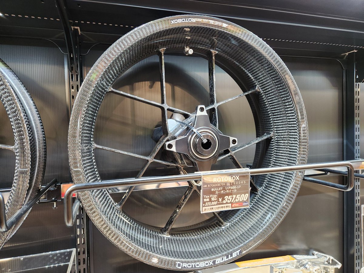 ricolandfukuoka's tweet image. 【おすすめ情報】重さはなんと純正の約半分‼️ROTOBOX製カーボンホイール『BULLET』最大の特徴は高密度鍛造により薄くコンパクトに、そして高強度をも実現した最新技術のカーボンホイールを実際に展示中です🎵
#ROTOBOX
#バイクが大好きだ
#バイク好きな人と繋がりたい
#ライコランド福岡空港店