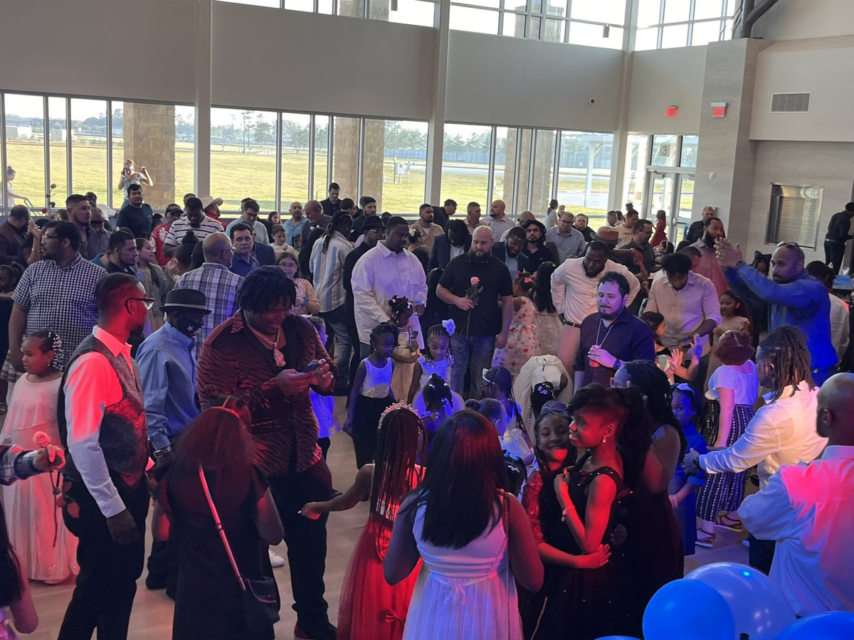 Huge success at our 2023 Daddy-Daughter Dance. Lots of memories were created. @MsBenton_LLE_AP @LuciSchulz1 @HumbleISD_LLE  @HumbleISD @ArmyAg86