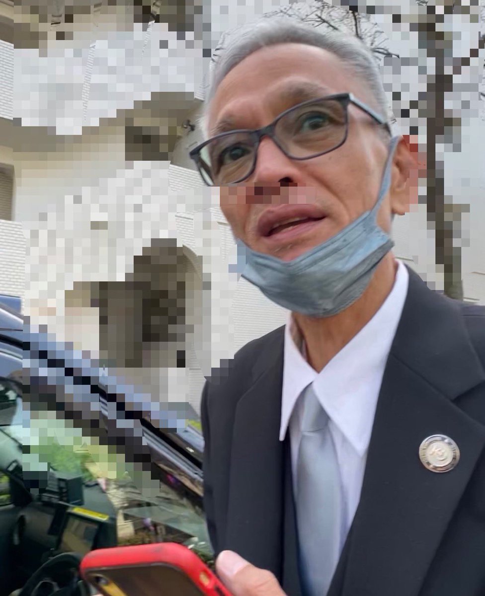 kinendeathyo's tweet photo. 禁煙エリア。街中で駐車し座り込んで唾を吐きながら迷惑喫煙。不法投棄。周りに煙と臭い。禁煙エリアも知らない？自社のHPも見た事ない？雇われ底辺思考の老害。条例違反に廃棄物処理法違反。軽犯罪法違反。違反尽くし
■足立530 く 129
#TOKYOTAXI 
#早く厳罰化を https://t.co/dB60uvLP4p