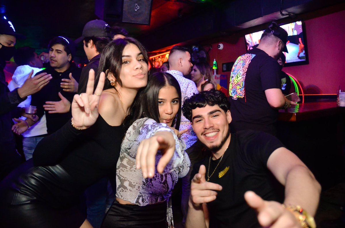 MoondogsAtlanta's tweet photo. Friday vibes! #buckheadatlanta #friday  #atthebar https://t.co/kyYFrN8Y3k