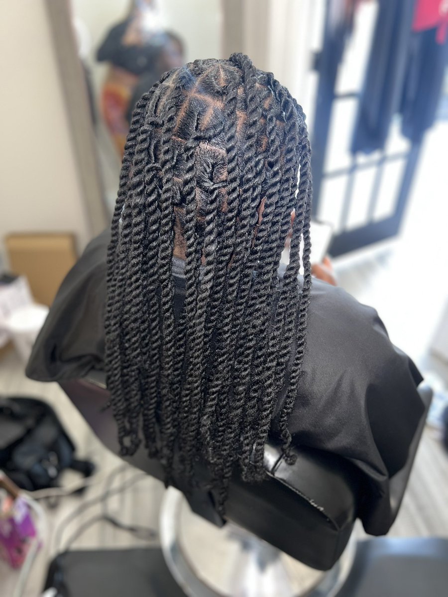 LalatheCosmo's tweet photo. Long Invisible Locs using @AllBalmFam hemp oils to seal moisture and promotes hair growth. #linkinbio #invisiblelocs #locs #dallas #dallaslocs #texas #texaslocs #hair #dallashair #braider #dallasbraider #texashair #explore #explorepage #hemp #oils #salon https://t.co/FTatVxO1PL