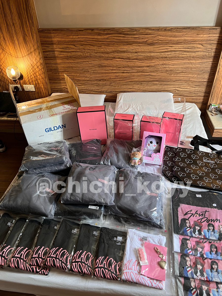 chichi_koyy's tweet photo. GRABEEE PINAGDAANAN KO PARA MASECURE TONG LAHAT HAHAHAHA. Almost 3hrs sa pila tas sobrang inittt pa. Pero worth it namann.
Thank youu so much sa lahat ng nagtiwala po saamin!! Merch secured na mga sisss may pang outfit na bukas/later!
#DKT_feedbacks https://t.co/MFwjFlirE2