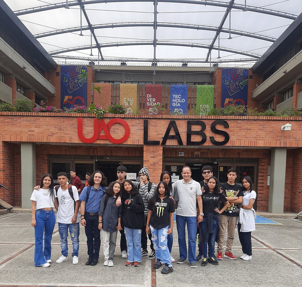 jprodriguezcaro's tweet photo. #ArduinoDay2023 Gracias @lauao por esta gran experiencia para los estudiantes de la Institución Educativa Luis Fernando Caicedo @CSOIntl #STEM #maker #STEMeducation #educacion #CSOColombia #FabLabCali @Educacion_Cali #RedSTEMLatam 🌎🦾🤖👍 https://t.co/AdZ3jWNnno