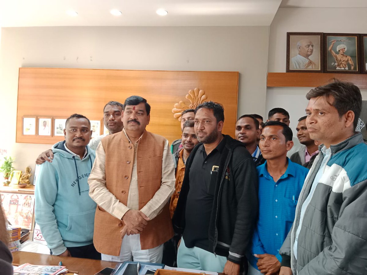 BaradAkshaysinh's tweet photo. આજના દિવસે પણ વર્ષો જુના પ્રશ્નનૂ પૂણૅ મહેકમ મૂજબ #ચાલુ_વિદ્યાસહાયક_ભરતી_મા_જગ્યા_વધારો સારા એવા પ્રમાણ કરી ઝડપી મા ઝડપી પૂણૅ કરશો એવો
અમને તમારા ઉપર સંપૂર્ણ વિશ્વાસ  છે
#વિદ્યાસહાયકની_ચાલુ_ભરતીમા_જગ્યા_વધારો
@kuberdindor
@prafulpbjp 
@Rushikeshmla 
@kunvarjibavalia @MLAJagdish https://t.co/JcD0iaT6ob