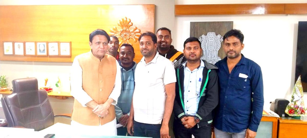 BaradAkshaysinh's tweet photo. આજના દિવસે પણ વર્ષો જુના પ્રશ્નનૂ પૂણૅ મહેકમ મૂજબ #ચાલુ_વિદ્યાસહાયક_ભરતી_મા_જગ્યા_વધારો સારા એવા પ્રમાણ કરી ઝડપી મા ઝડપી પૂણૅ કરશો એવો
અમને તમારા ઉપર સંપૂર્ણ વિશ્વાસ  છે
#વિદ્યાસહાયકની_ચાલુ_ભરતીમા_જગ્યા_વધારો
@kuberdindor
@prafulpbjp 
@Rushikeshmla 
@kunvarjibavalia @MLAJagdish https://t.co/JcD0iaT6ob