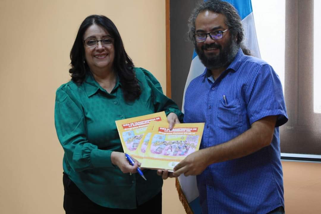 MineducGT's tweet photo. En la reunión entre representantes de #Mineduc y #Prodessa se destacó la entrega técnica a equipos de las Direcciones Departamentales de Educación del Programa Kemom Ch´ab´al, el cual tiene como propósito fortalecer las competencias lectoras bilingües en nueve idiomas mayas. https://t.co/VM4MnDYvkc