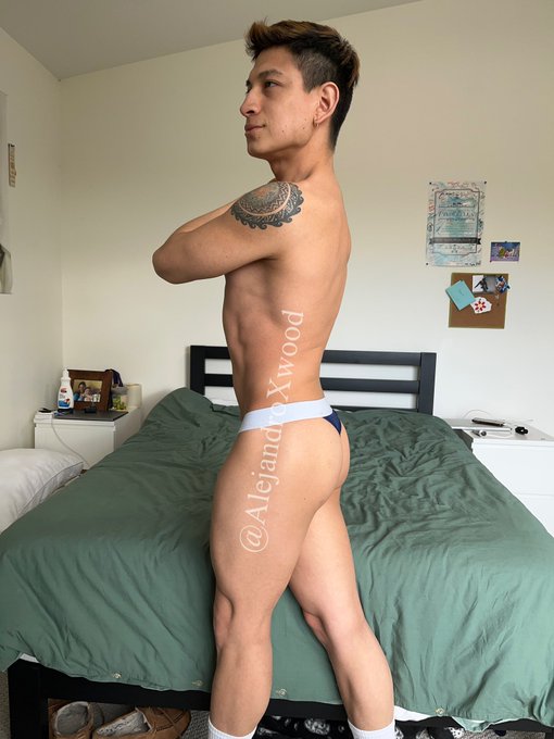 Whose son can I choke with my thighs ??. Like and rt if you wanna get fucked @alejandroxwood1 . Thank