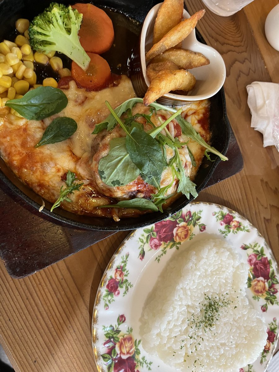 at03270829's tweet photo. ランチ〜🍴モモコハウス🍰
イタリアンハンバーグ！

うまかったわ☺️ごちそうさま

平日だけど混んでたわ💧

#ランチ
#モモコハウス
#ケーキ https://t.co/UsD2r71Y38