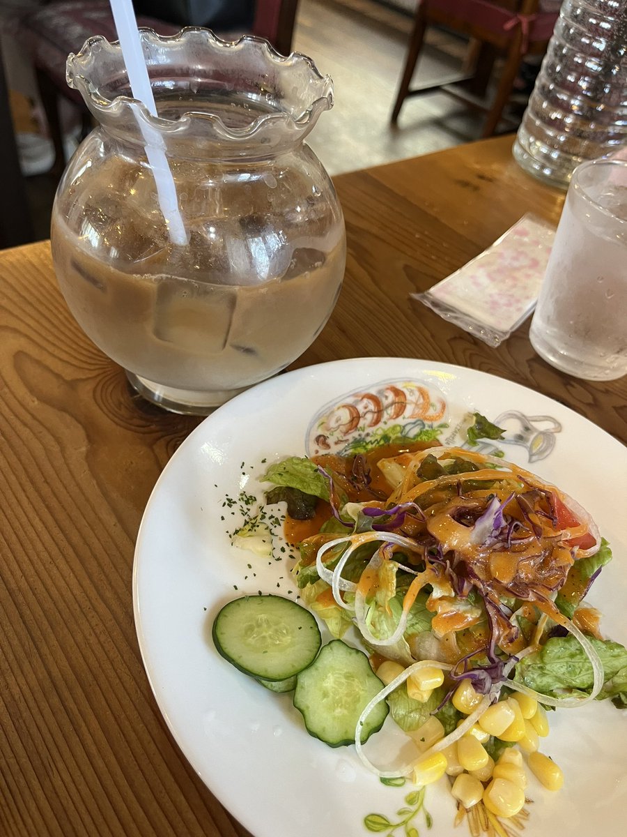 at03270829's tweet photo. ランチ〜🍴モモコハウス🍰
イタリアンハンバーグ！

うまかったわ☺️ごちそうさま

平日だけど混んでたわ💧

#ランチ
#モモコハウス
#ケーキ https://t.co/UsD2r71Y38