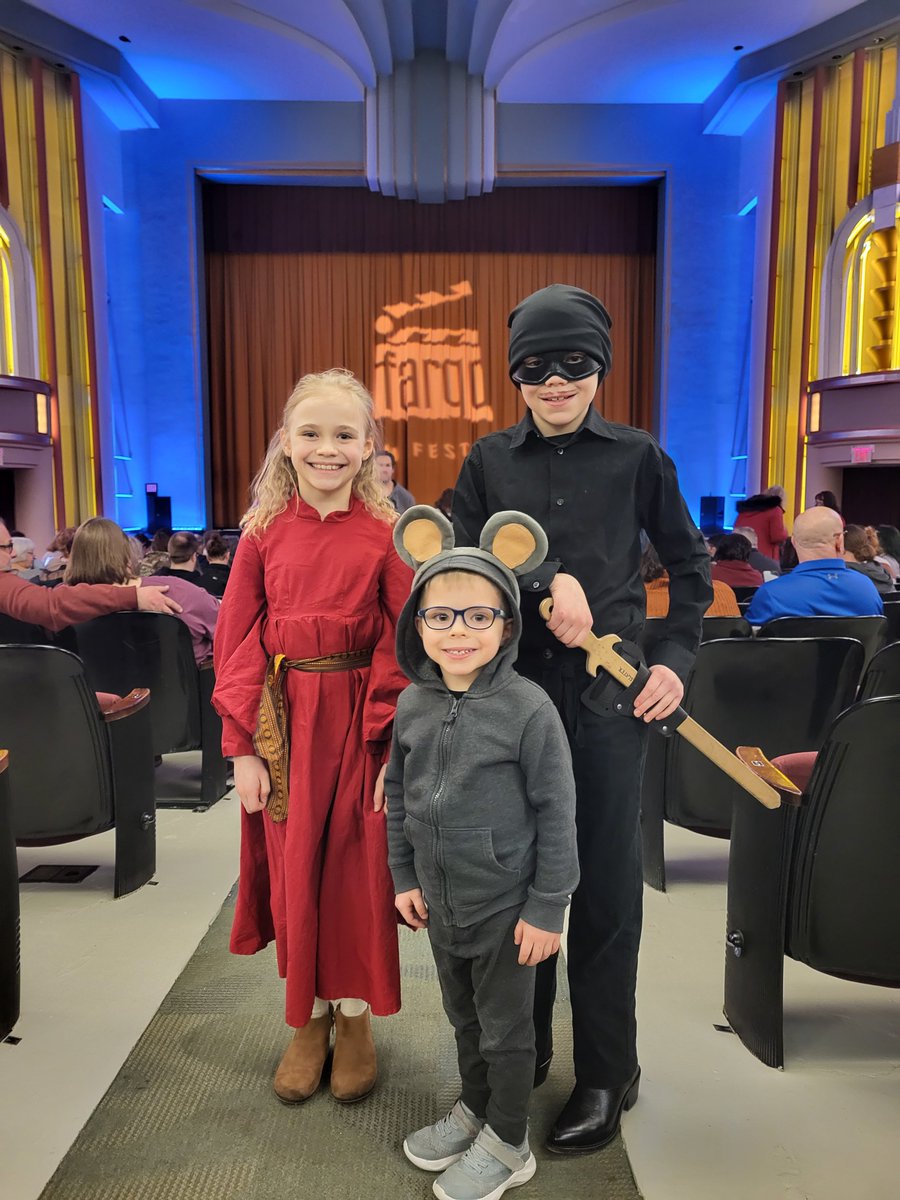 ClayKraby's tweet photo. Thanks for coming to Fargo,  @Cary_Elwes! My kiddos had a great time hearing stories about their favorite movie and they sent some drawings your way.  Hope they were able to get them to you.  Thanks again for a great night! https://t.co/YPCGiEaXvw
