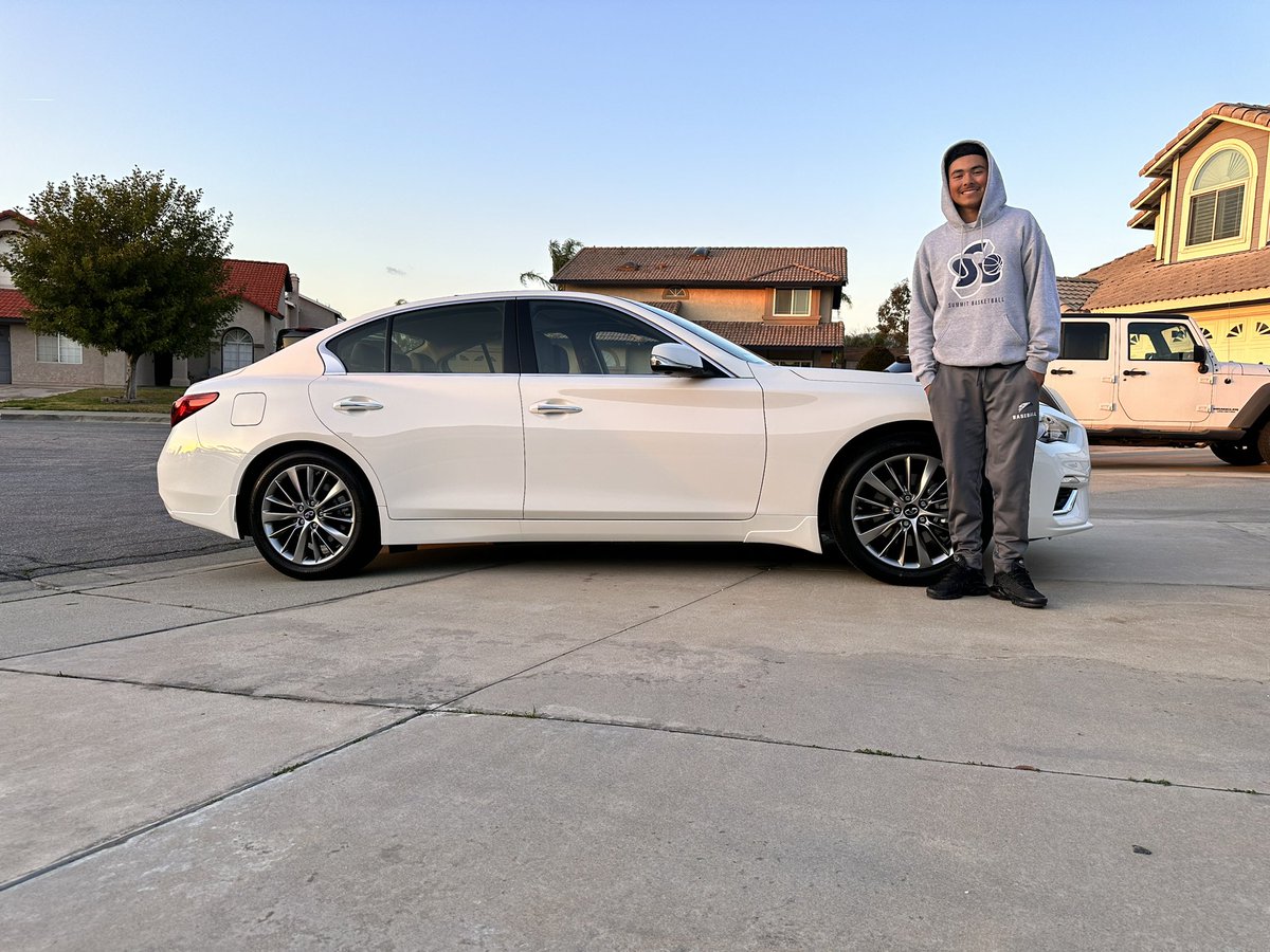 gilmarautogroup's tweet photo. Congratulations Carlos, enjoy your new Infiniti Q50! @INFINITIUSA #wedeliver #firstnewcar #savetimeandmoney https://t.co/MmV5TuaBnk