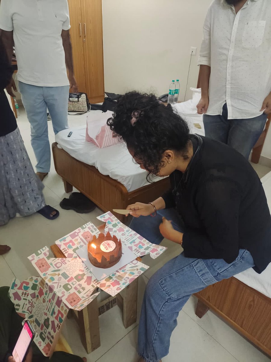 _MayankSaxena's tweet photo. बिंदू शेरनी @ms_medusssa की जयंती पर केक काटा गया और गरीब जनता के हलक में जबरन डाला गया!!
आप सभी को मेडुसा जयंती की शुभकामनाएं, डॉक्टर मेडुसा ज़िंदाबाद!!
तस्वीर खींचक @neeraj_jhaa 
साथ में @MaroofRaebrelvi https://t.co/jw51q3AkSK