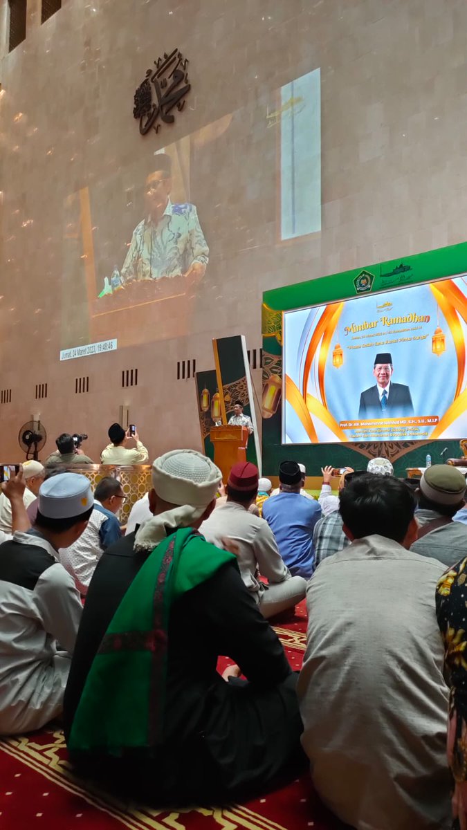 Alhamdulillah bisa kembali sungkem dan menyimak ceramah tarawih Abah Menkopolhukam Prof. <a href="/mohmahfudmd/">Mahfud MD</a> di Masjid Istiqlal. Smg Abah Mahfud senantiasa diberikan kesehatan &amp; keberkahan. Amin YRA

*Kira2 lagi bisik2 apa ke Menkopolhukam itu ya? 😃

Cc Gus <a href="/na_dirs/">Nadirsyah Hosen</a> Cak <a href="/islah_bahrawi/">Islah Bahrawi</a>