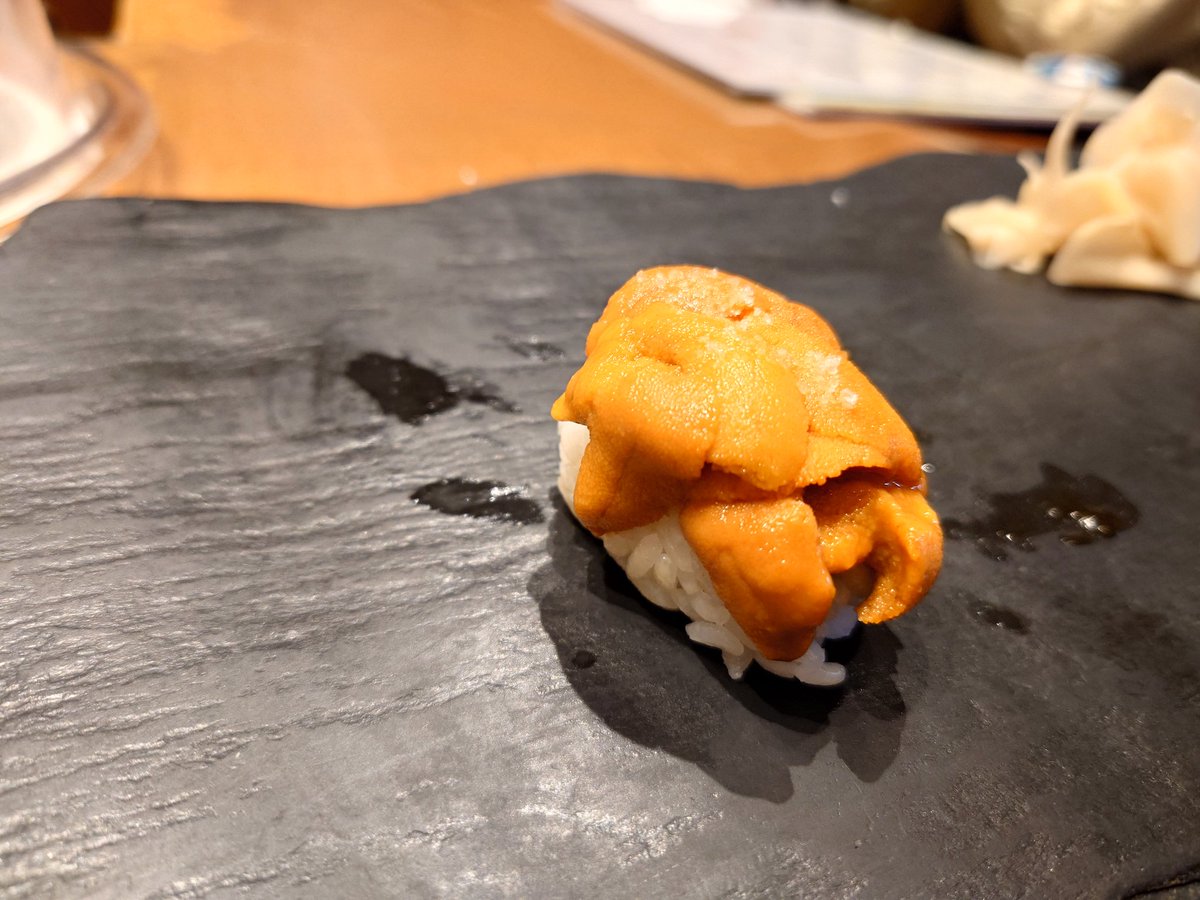 rinko_rin_rin's tweet photo. 北海道のバフンウニ
塩でいただきます
溶けていっちゃってあっという間に消えてしまった〜
#塩竈　#寿司　#亀喜 https://t.co/QEyT2MV89D
