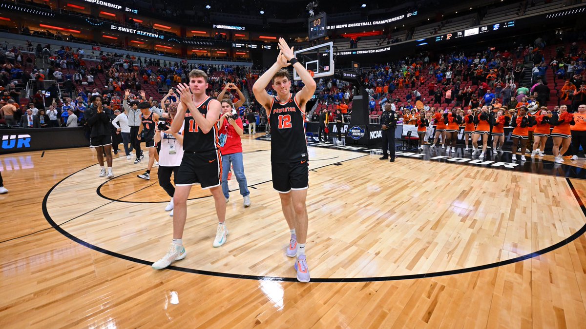 PrincetonMBB's tweet photo. Unforgettable Group. Unforgettable Season. 

#MakeShots 🐯🏀 https://t.co/PnOkfWvNnv