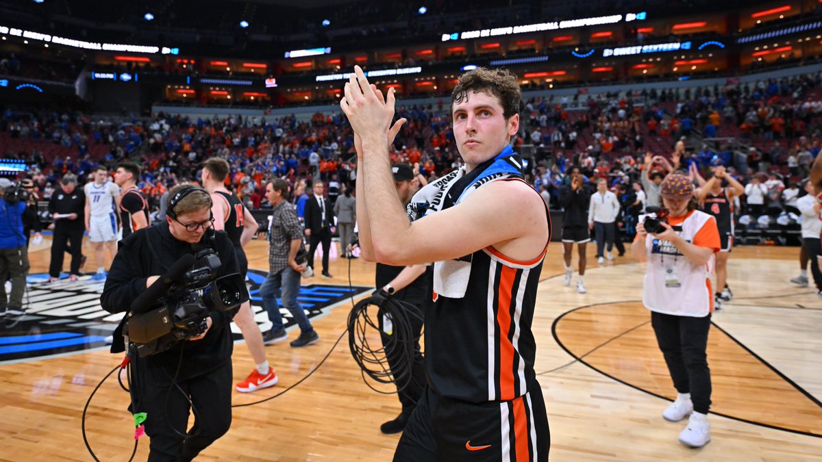 PrincetonMBB's tweet photo. Unforgettable Group. Unforgettable Season. 

#MakeShots 🐯🏀 https://t.co/PnOkfWvNnv