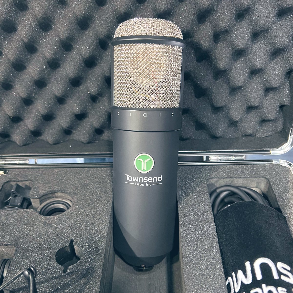 TetsushiAndo's tweet photo. Apolloとの相性も抜群なモデリングマイクを買った🎤
これ一本で、伝説的マイク38種をエミュレーション✨
ギタリストがギターやピックアップを選ぶように、ヴォーカリストもマイクの音に拘り録音したい😌
マイクそのものの性能も良し🎶
アコギの録音にも使えそう🎸
#SphereL22
#SpkereDLX https://t.co/Vo5LtvjAQC