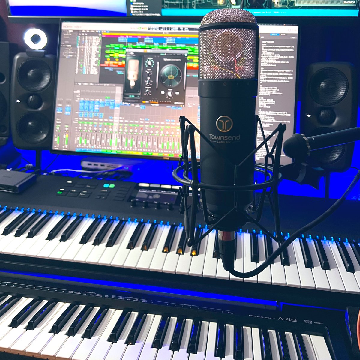 TetsushiAndo's tweet photo. Apolloとの相性も抜群なモデリングマイクを買った🎤
これ一本で、伝説的マイク38種をエミュレーション✨
ギタリストがギターやピックアップを選ぶように、ヴォーカリストもマイクの音に拘り録音したい😌
マイクそのものの性能も良し🎶
アコギの録音にも使えそう🎸
#SphereL22
#SpkereDLX https://t.co/Vo5LtvjAQC