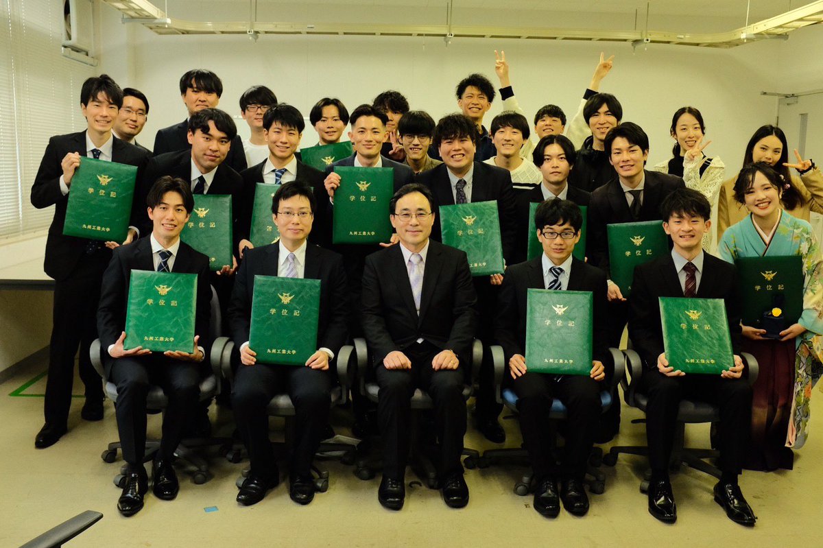 kimlab_news's tweet photo. 神谷研のB4,M2を送る卒業式を行いました。研究活動など忙しい時期もありましたが、良い思い出も沢山作れたのではないでしょうか。4月から環境を新たにする人も、引き続き研究室で活動する人も、学んだことを活かして更なる成長へと繋げて欲しいと思います。
ご卒業おめでとうございます！ https://t.co/8EmyK83SXR