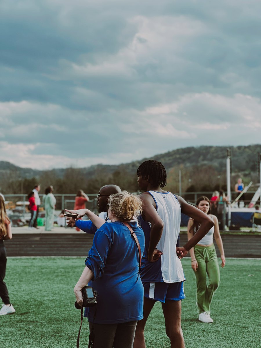 SportsLifeU's tweet photo. Hunters Lane senior Ezail Walker @EzailWalker high jumped 6’2 on his debut at RavenWood. 😤

College coaches you don’t want to miss an opportunity with this kid! Secure your spot now! 🏆

Coach: @mdean321 https://t.co/YYIHFMngnO