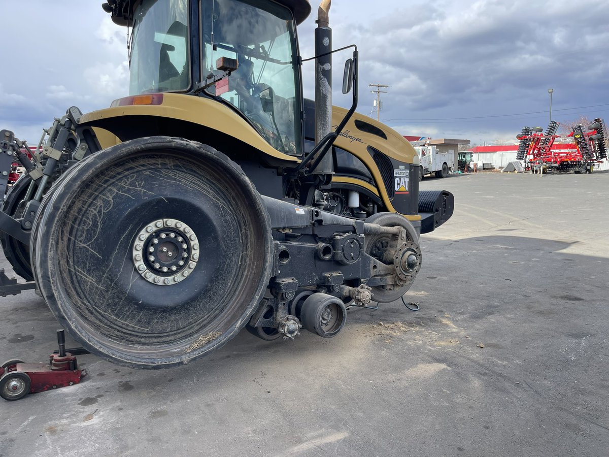 Time for this one to get some love between fields. The right track keeps losing guide blocks. Can’t figure out why.