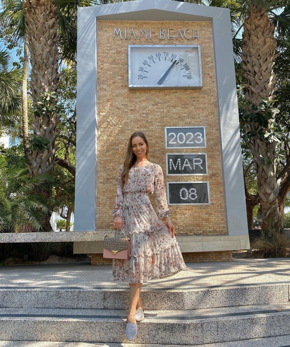 AndronacheHomes's tweet photo. There is no force in this world stronger than a woman determined to rise. Happy International Woman’s Day! 

#miami #8march #womansday #internationalwomensday #miamibeach #inspiration #realtor #miamirealtor #girl #dress #fashion #power #success #womanlifefreedom https://t.co/4YBiHZn9d8