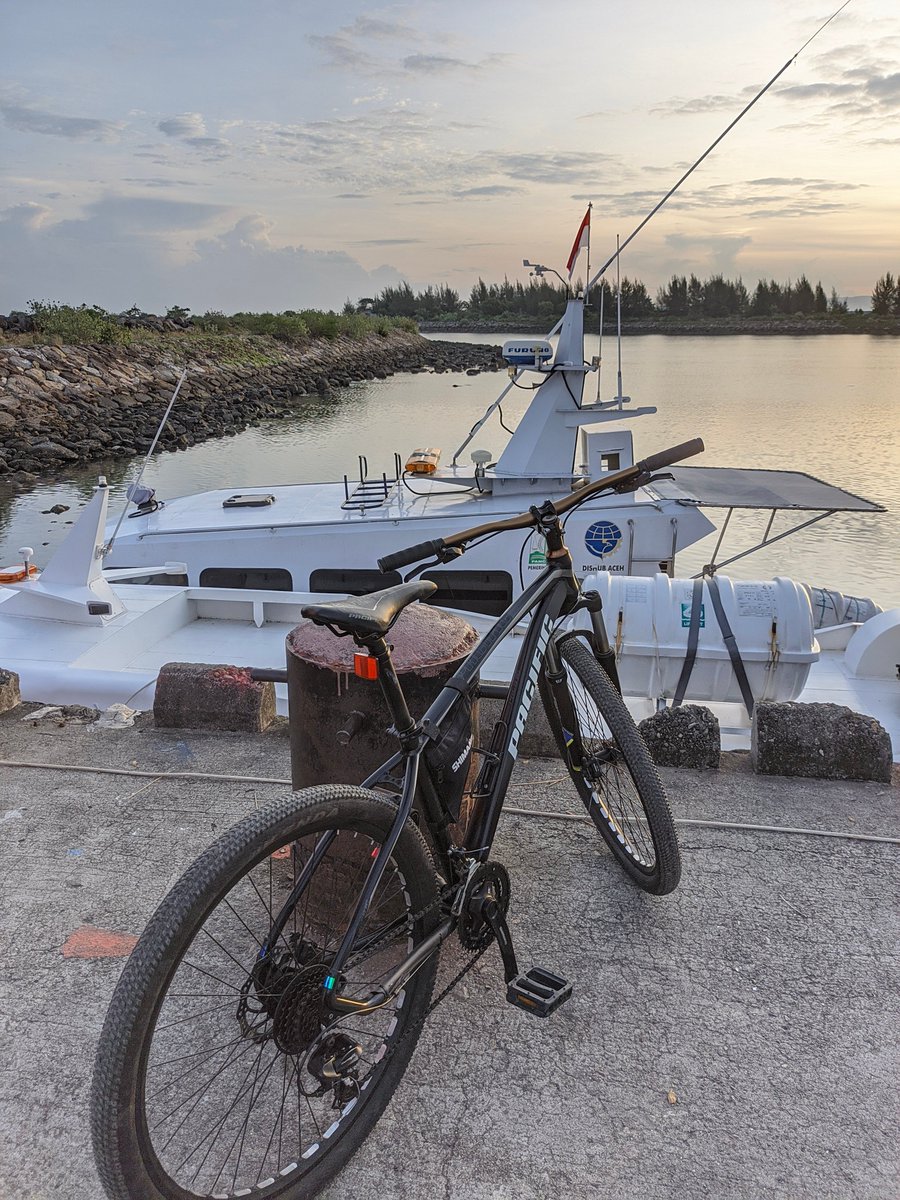 Subuh-subuh Ngeride 

🚩Pelabuhan Ulee lheue #BandaAceh