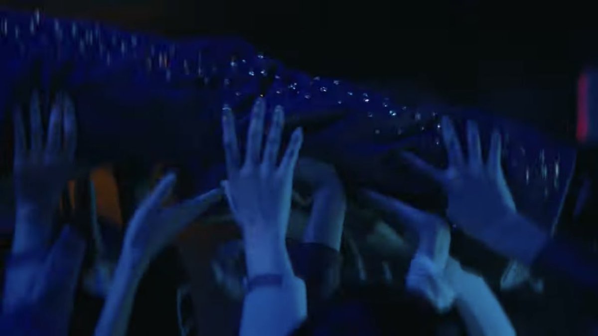 0613frames's tweet photo. I also really love that throughout every #Jimin_FACE release there is an emphasis on these visuals of human bodies intertwining, coming together as one to bring focus to &amp; support Jimin at the center. It also highlights Jimin’s background in contemporary dance to the fullest. <3 https://t.co/gsZfHNIrge