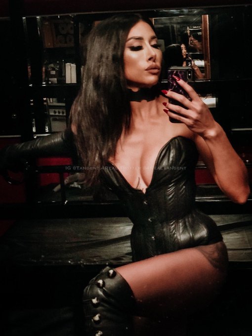 My sweat sodden leathers are intoxicating- come get a whiff…

#femdom #leatherfetish #bootfetish #rednails