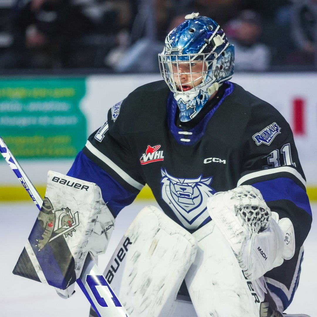 victoriaroyals's tweet photo. A lot of love for Holtzy in his return to Everett 💙💚

#ReadyToRoar 📸 Kristin Ostrowski https://t.co/o6A81G358D