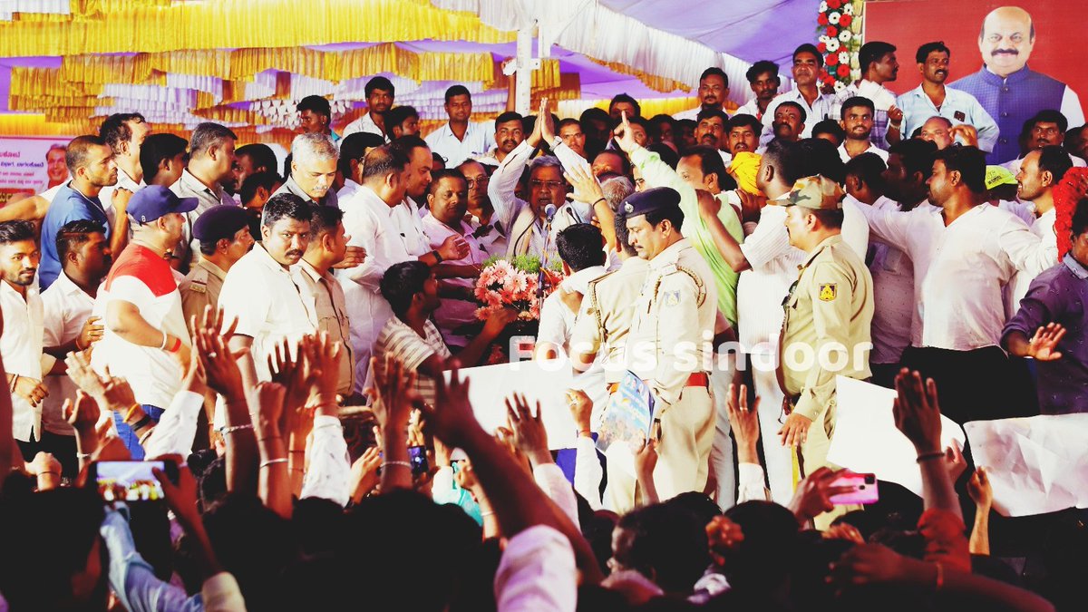 ಬಾದಾಮಿ ಕ್ಷೇತ್ರಕ್ಕೆ ಸಿದ್ದರಾಮಯ್ಯ ವಿದಾಯ. ವರುಣಾದಿಂದಲೇ ಟಿಕೆಟ್ ಘೋಷಿಸಿದ ಪಕ್ಷ
 ಬಾದಾಮಿ ಕ್ಷೇತ್ರಕ್ಕೆ ವಿದಾಯ ಹೇಳಿ ಮಾಡಿದ ಕೊನೆ ಭಾಷಣದ ಈ ಚಿತ್ರ ಸದಾ ಮನಸಿನಲ್ಲಿ ಉಳಿಯುವಂತಿದೆ. ಸಿದ್ದರಾಮಯ್ಯ ಜನರತ್ತ ಕೈ ಮುಗಿದರೆ, ಜನ ಇಲ್ಲಿಂದಲೇ ಸ್ಪರ್ಧಿಸುವಂತೆ ಒತ್ತಾಯಿಸುತ್ತಿದ್ದಾರೆ.

<a href="/siddaramaiah/">Siddaramaiah</a> <a href="/INCKarnataka/">Karnataka Congress</a>