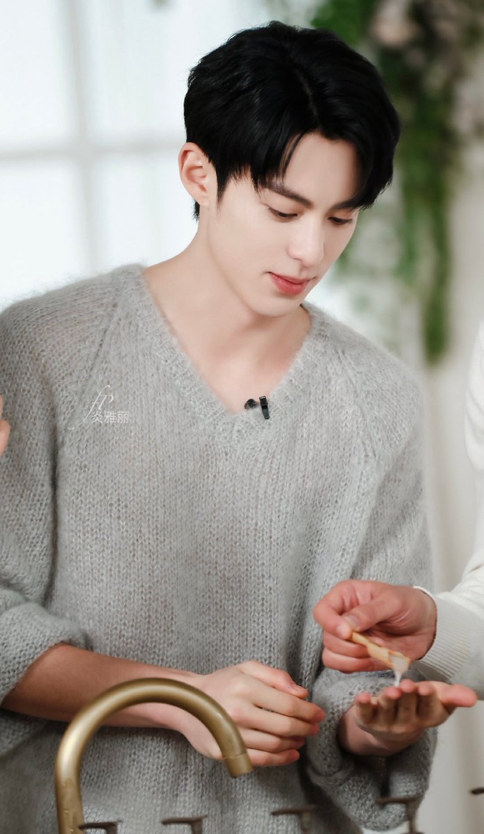 [2/2]
“Fragrant” 💜 
•••••••••••••••••••••••••••••••••••••••••••••••••••••••••••••••• 
#王鹤棣 #dylanwang #wanghedi #wanghedi1220dylan ♡ ... 
©漫游棣球