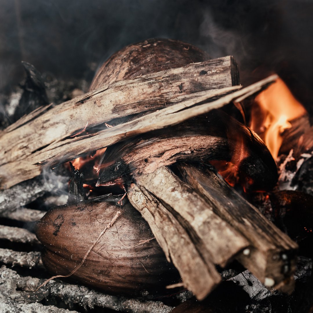 HujanLocale's tweet photo. There's nothing quite like the fragrant aroma of fire-roasted ingredients cooked with coconut husks. Let the flames do the work and your taste buds will thank you! https://t.co/il8r5MpTPb