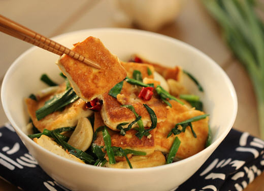 ShLetsMeet's tweet photo. Though you can have Chinese #chives, or #jiucai, all year long, #spring is high time to enjoy the veggie when they are most tender. Locals love to stir-fry them with eggs or #spiralshells that are also in season now.
#ShanghaiTreats😋 https://t.co/w3u0mPCVLW