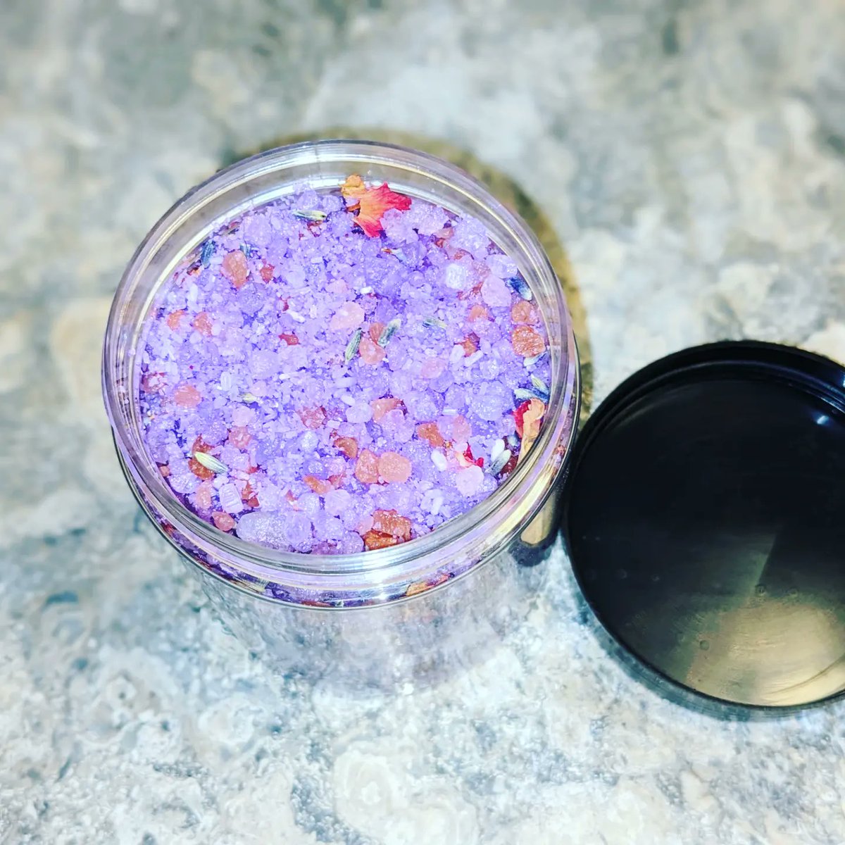 SempleWitcher's tweet photo. Rose petals &amp; Lilac buds 🌹🪻 Spring is here ! #spring 
Persephone preference 
#treatyourself #Persephone https://t.co/MBqzd3k61t