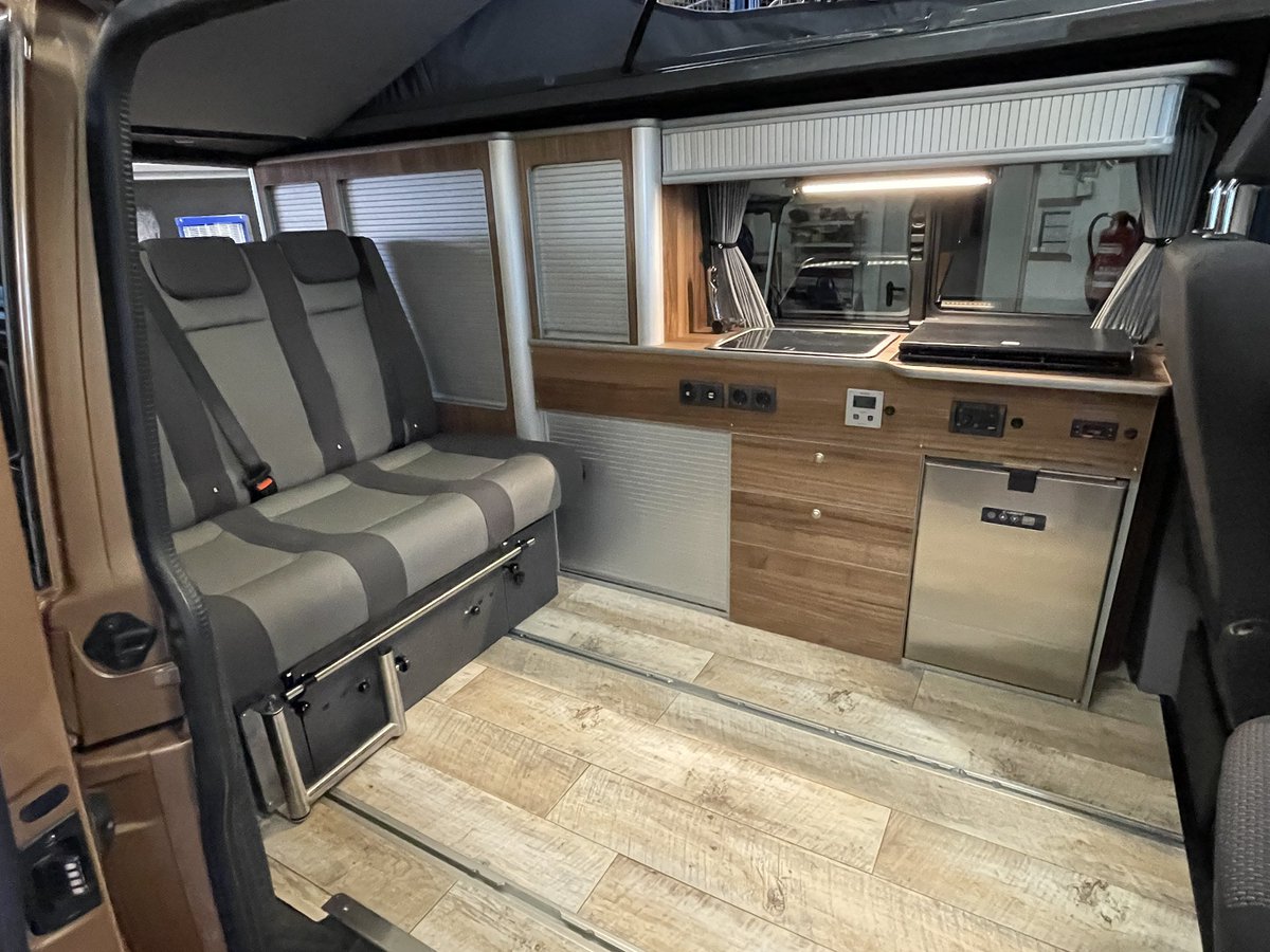 ActionCampervan's tweet photo. Wir präsentieren zu unseren 20 jährigen Firmenbestehen den Car Klinik Action Camp4.0 Ausbau für den Langen Radstand VW T6.1 in Echtholz mit schlafsitzbank 
 #campervan #camperausbau #camperlife #camperliebe #vanausbau #vw #aufstelldach #vw #vwt6camper #vwt6 #vwt6campervan https://t.co/uijV4gG1q0