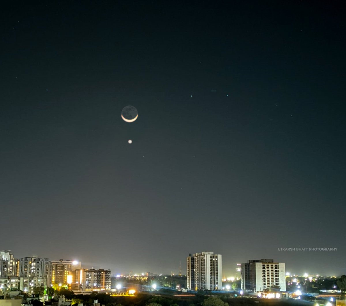 UtkarshBhattukb's tweet photo. #Moon and #Venus - @UtkarshBhattukb #photography https://t.co/dyjkk59nAS