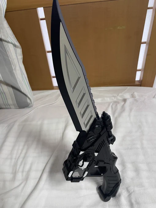 エターナルエッジ開封。このガンブレードチックなメカメカしいデザイン凄いよオオオオオオ!!!!!!長すぎず、重量感もあり、価格も一万以下なので恐ろしくコストも良い、汚れもなかったし。電池カバーの隠し方も上手くて神アイテム。残念なのはガイアメモリ無い。゜(゜'Д`゜)゜。 