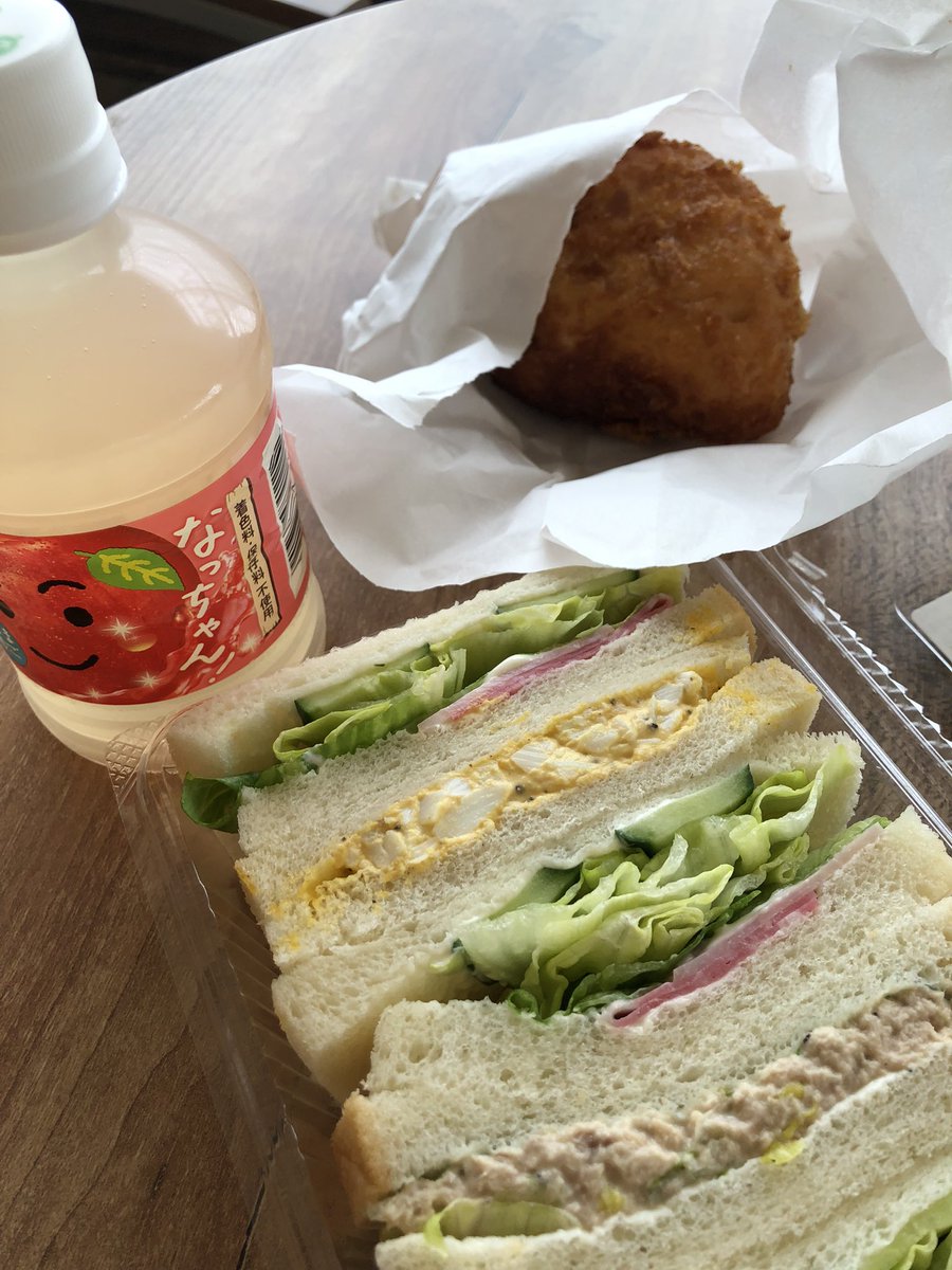 scarvix319's tweet photo. 3ヶ月に一度食べたくなるやつです。
元ジョアンこと「fresh bake」さん。マストのカレーパンとサンドイッチ買いました。カレーパン...温めて食べたら良かった💦失敗😭
#ジョアン
#freshbake
#カレーパン https://t.co/PoZcv2W2vA