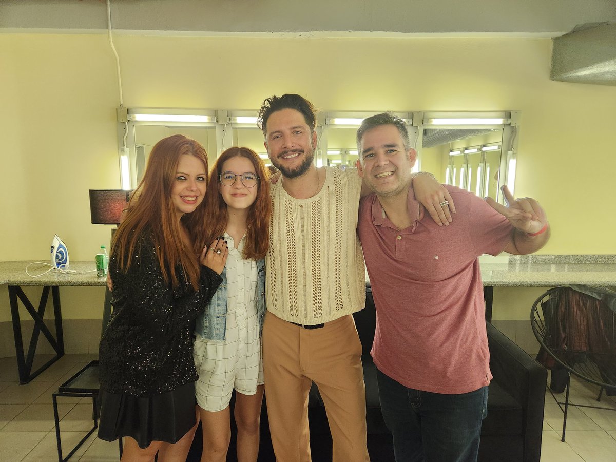 PriBertozzi's tweet photo. Imagina ter um ídolo que não acolhe sua filha com carinho e se emociona com o carinho recebido? Se não for pra ver essas carinhas eu nem quero. Você é um fenômeno,  @manuelcarrasco_ . Em cima do palco e fora dele. https://t.co/r4fAkhuNlI