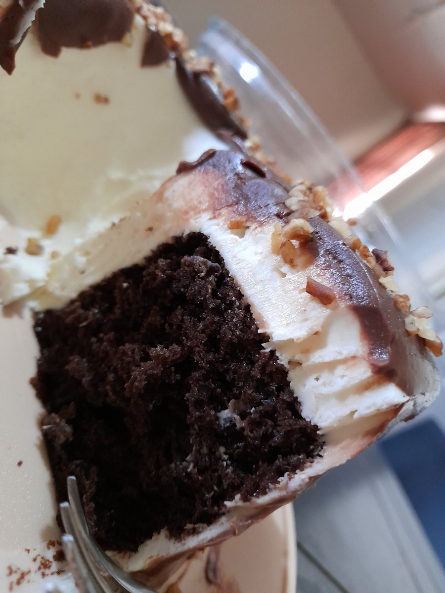 mardmingz's tweet photo. Son del team que come pastel de la charola o se sirven su rebanada ? 🤭🤭🤭 https://t.co/F9tG1Rhyew