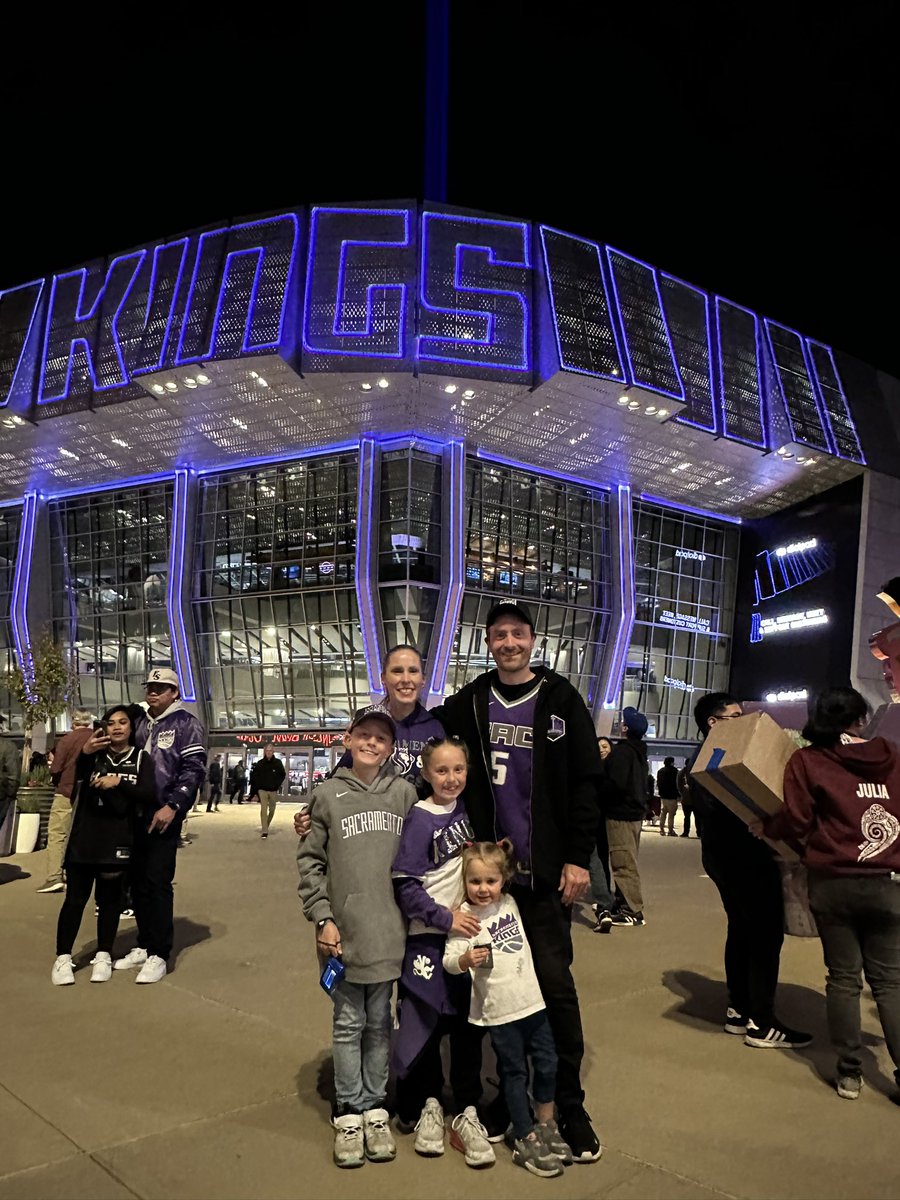 jacegb's tweet photo. @SacramentoKings - I just wanted to give a shout out to 2 of your incredible employees - Brenda and Rosie. They were amazing and treated us so well tonight. We travelled all the way from Melbourne, Australia to watch our beloved Kings and they both made our night unforgettable. https://t.co/idx8oQNXD2