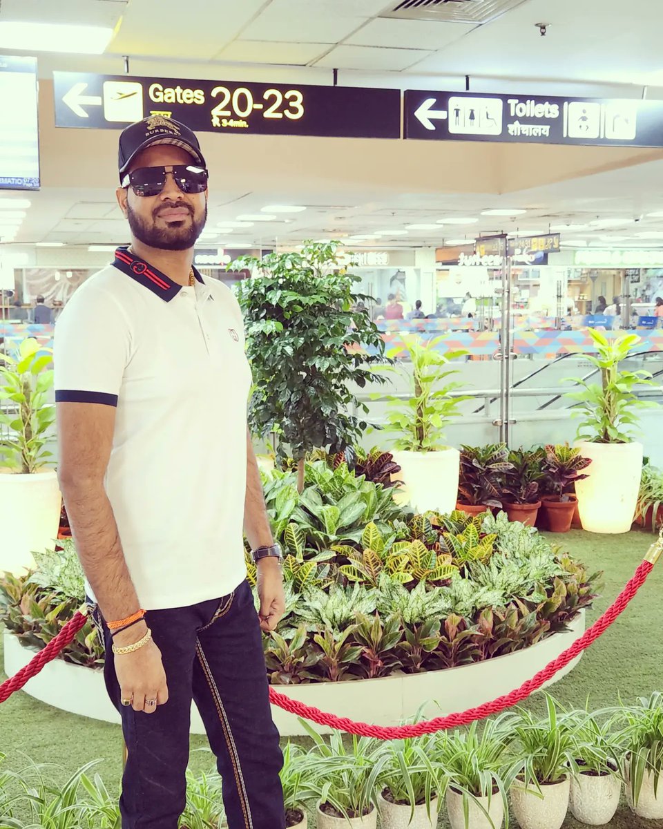 iShivKumar86's tweet photo. एक मुलाकात Cordeliacruises Winner's के साथ.

#cordeliacruises #mumbai #trip #AWPL 
#shivkumar #asclepiuswellness #delhiairport https://t.co/81cnqJqRCd