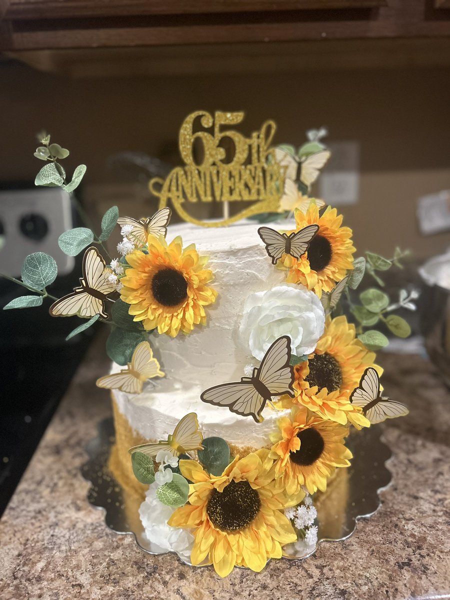 RashellShell25's tweet image. Have a cake order coming up soon? Birthday, anniversary, literally anything! Shoot me a DM or message my @pandulcemadebyshelly page@on insta or Facebook!